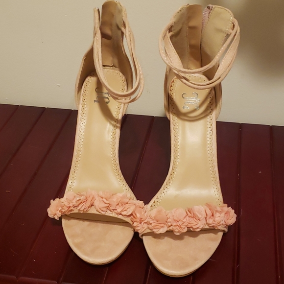 Shoes - Picture 1 of 3